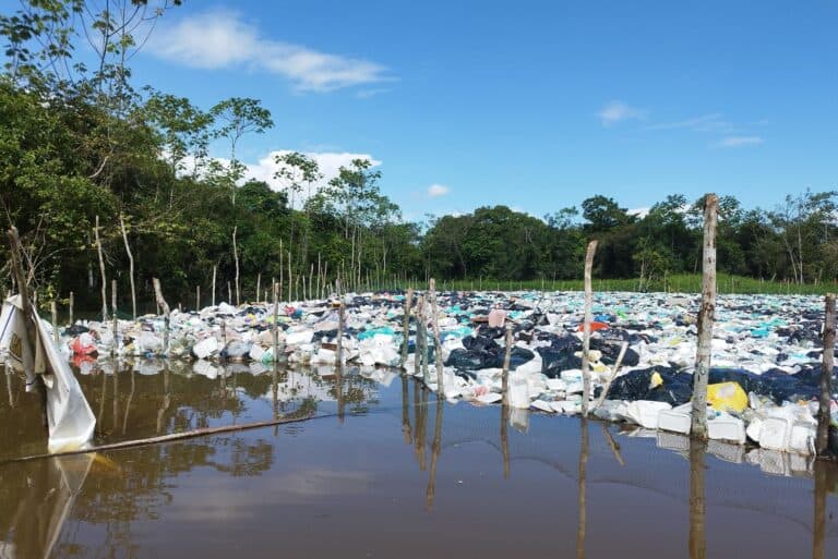 Defensoria Pública do Amazonas procura solução para lixão flutuante na fronteira