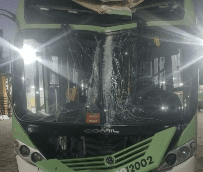 Motorista bate ônibus em poste após dormir ao volante em Manaus