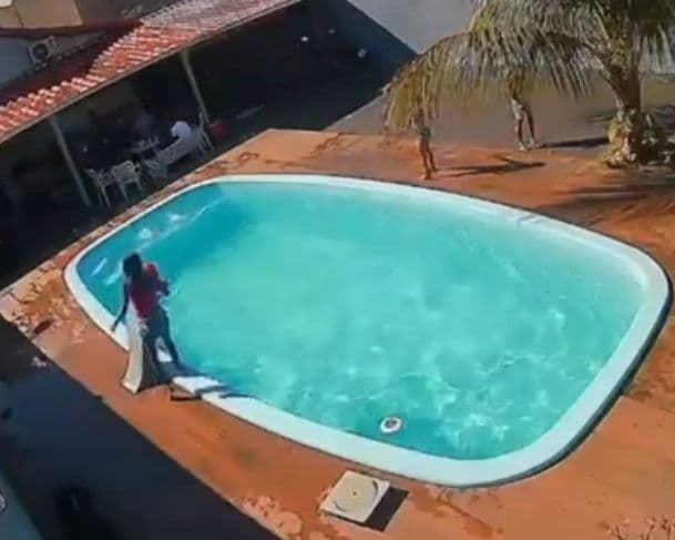 Menina de 8 anos pula na piscina para salvar amigo de afogamento