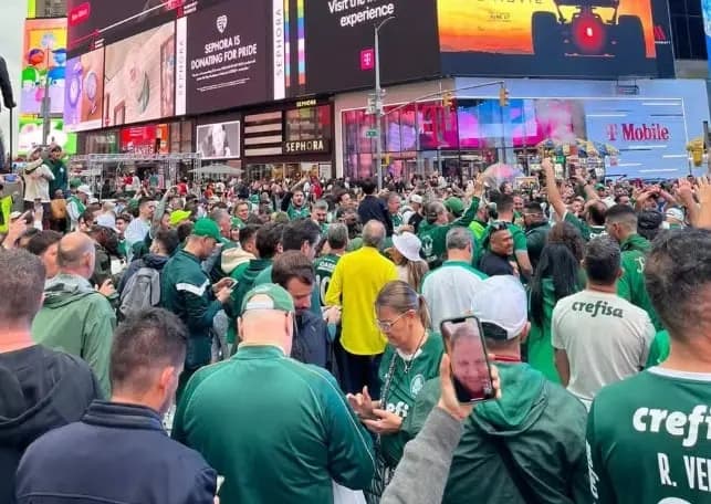 VÍDEO: Torcida do Palmeiras toma conta da Times Square antes da estreia no Mundial de Clubes