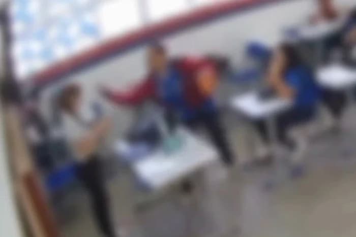 VÍDEO: Aluno dá tapa no rosto de professora após chegar atrasado e discutir com colegas em sala de aula