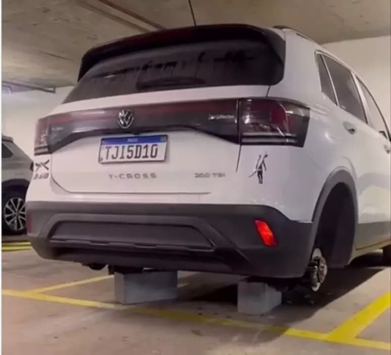 Carro tem rodas furtadas dentro de estacionamento do shopping em SP