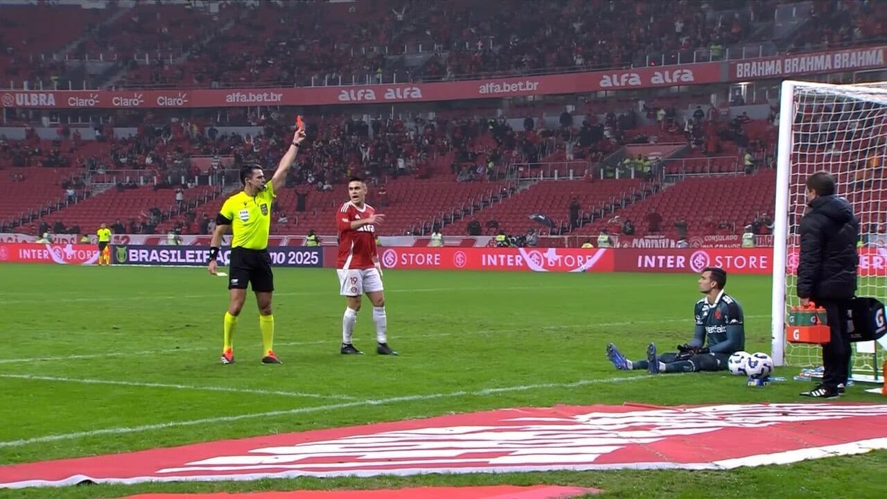 Vasco pede afastamento de juiz que expulsou goleiro em partida contra o Internacional: “Erro ou incompetência?”