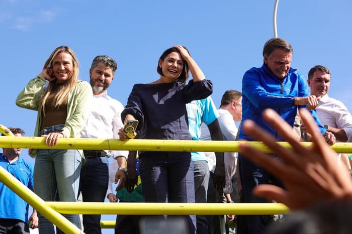 VÍDEO: Bolsonaro participa de motociata em sua homenagem, em Brasília