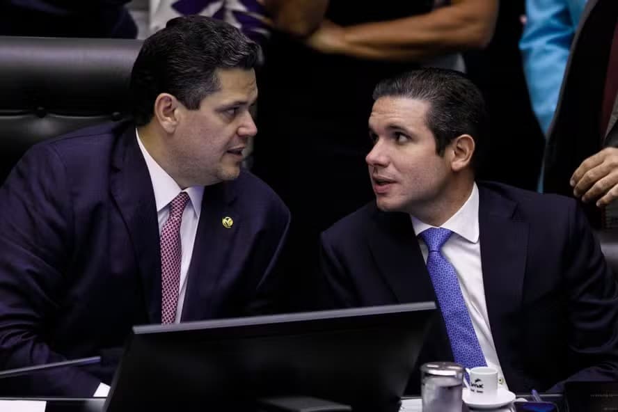 Alcolumbre e Motta congelam projeto de anistia após ‘tarifaço’ de Trump; entenda