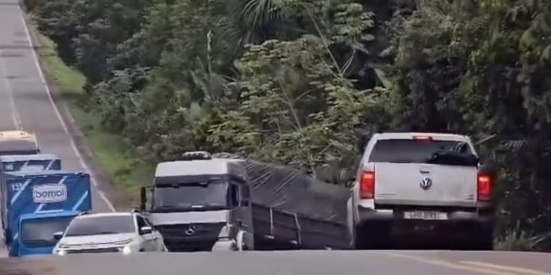 Vídeo mostra carreta perdendo o controle e caindo em ribanceira na BR-174