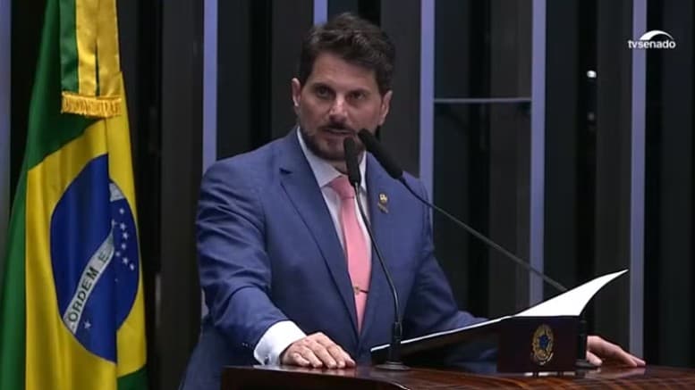 Senador Marcos do Val viajou de Manaus para EUA com passaporte diplomático