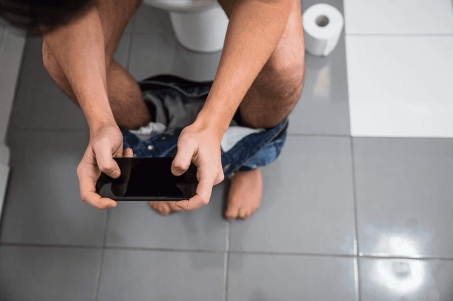 Especialista alerta sobre riscos à saúde ao usar celular no banheiro; veja