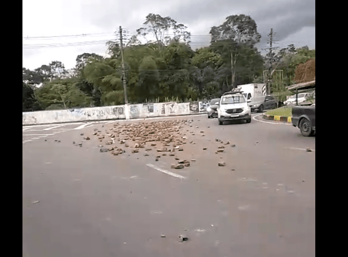 VÍDEO: Caminhão derruba pedras e causa transtorno a motoristas na Ponta Negra, em Manaus