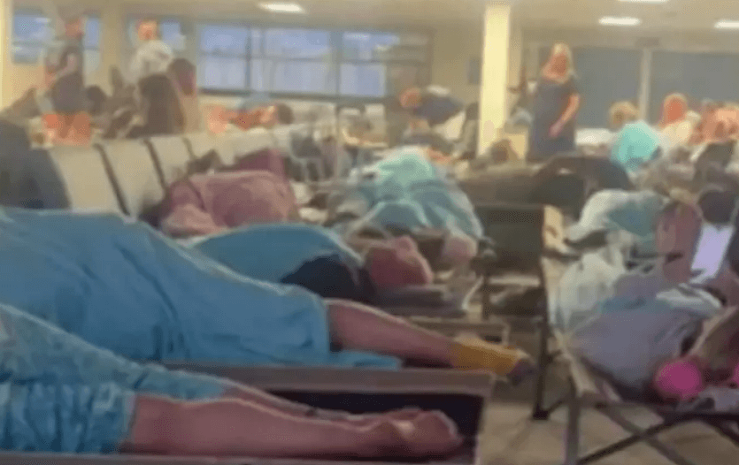 Voo é desviado após casal fumar no banheiro e passageiros ficam presos por 17 horas nos EUA