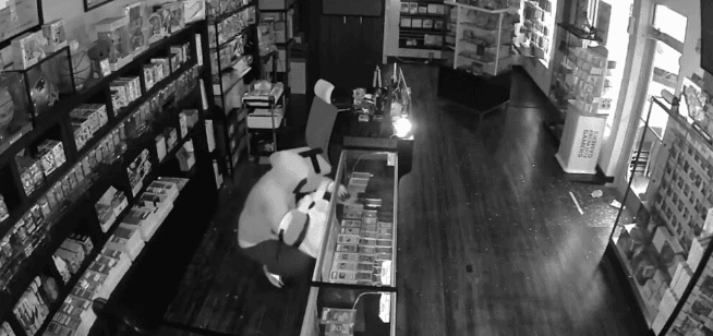 Ladrão invade loja nos EUA e rouba R$ 556 mil em cartas de Pokémon