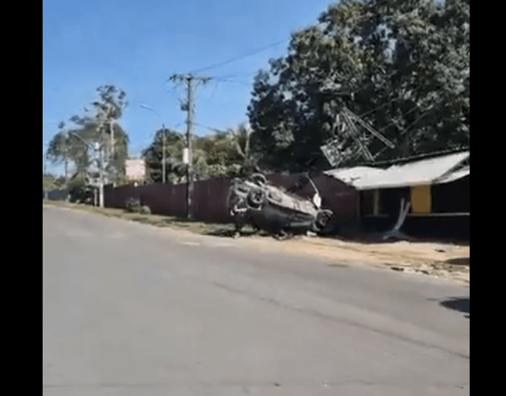 Caminhonete atinge casas, derruba poste e causa apagão em bairro de Manaus; vídeo