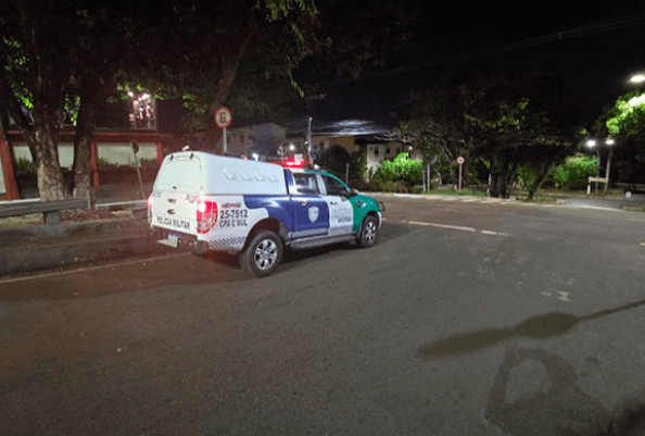 Motorista bêbado é preso após bater carro em muro e tentar destruir viatura em Manaus