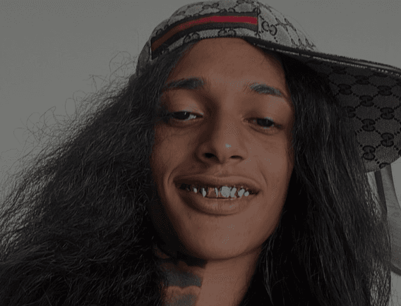 Cantor de trap Oruam se entrega à polícia e nega envolvimento com o tráfico