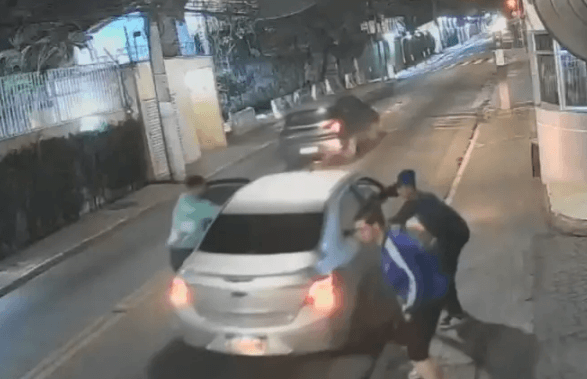 VÍDEO: Assalto relâmpago deixa motorista de aplicativo e passageiros a pé na zona sul de SP