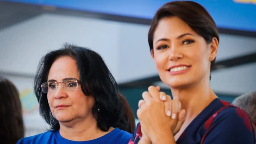 Senadora Damares afirma que Michele Bolsonaro foi constrangida pela PF: “Estava de pijama”