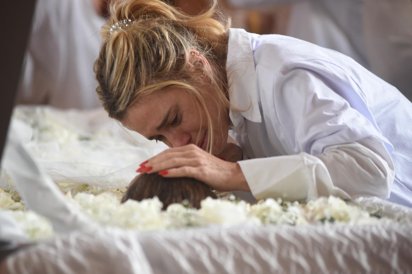 Aos prantos, Carolina Dieckmmann se despede de Preta Gil em velório no Rio; Ivete Sangalo e outros compareceram