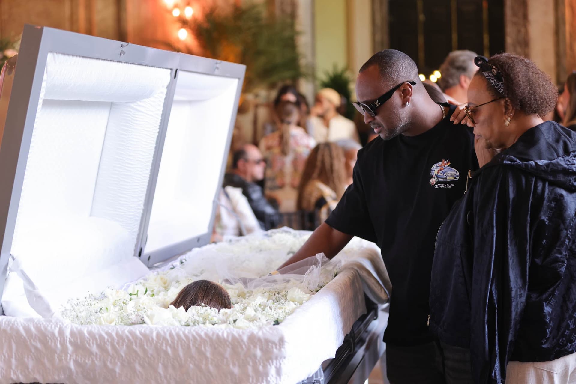 VÍDEO: Cantor Thiaguinho chega ao velório de Preta Gil e se emociona; veja outros artistas presentes na despedida