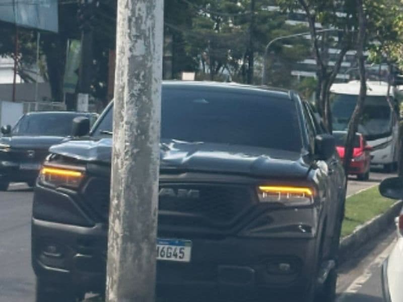 Caminhonete bate em poste após invadir canteiro central na zona Centro-Sul de Manaus