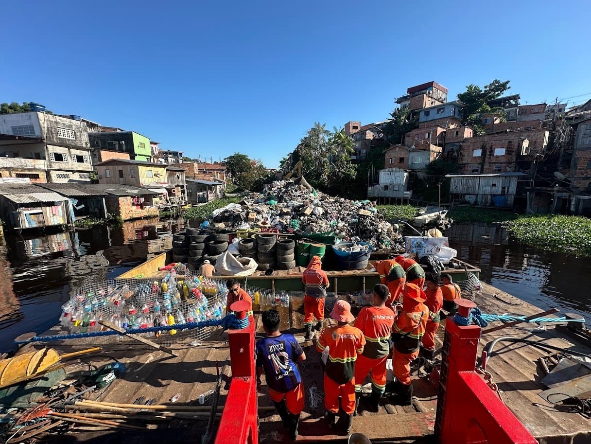 Prefeitura intensifica limpeza da orla de Manaus e prepara transbordo de balsas com lixo dos igarapés