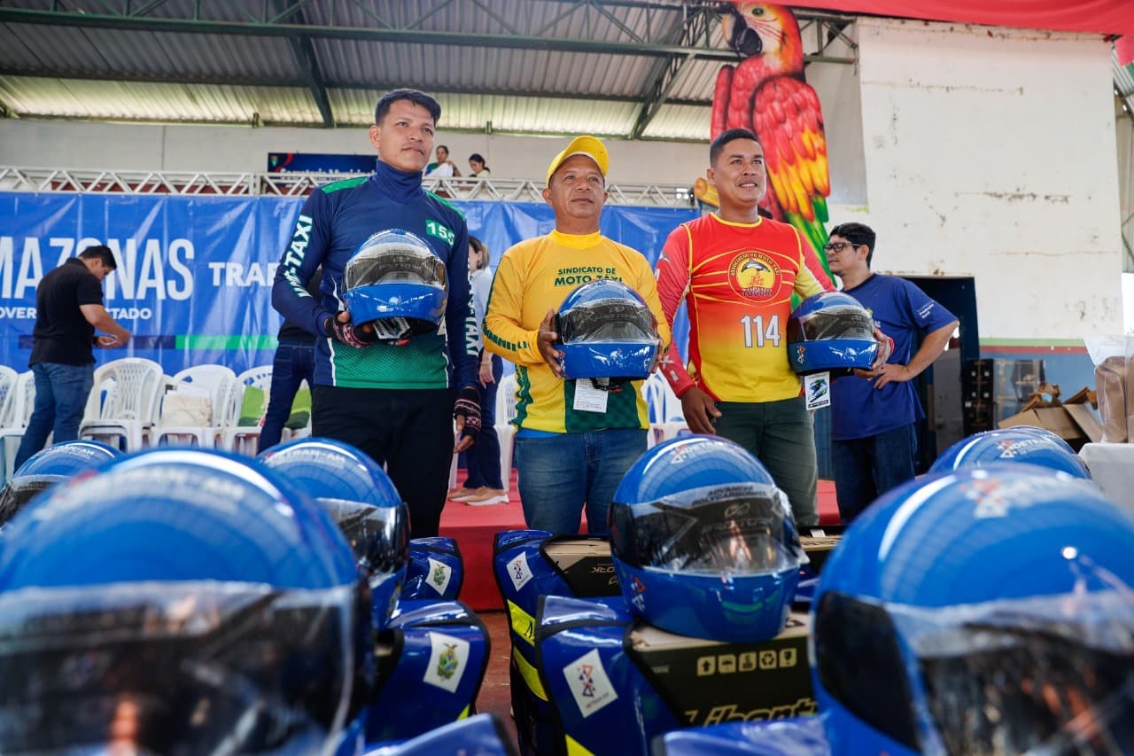 Detran-AM entrega 660 kits de segurança para mototaxistas no município de Fonte Boa