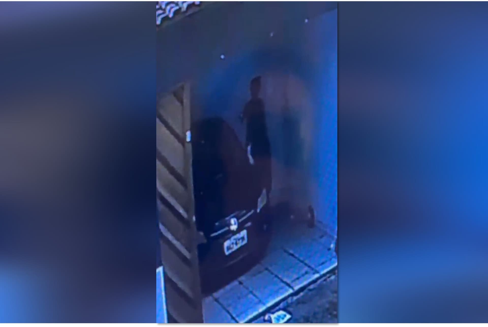 Vídeo flagra furto de carro em garagem residencial em Manaus