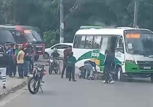 Motociclista fica ferido em colisão com micro-ônibus na zona leste de Manaus