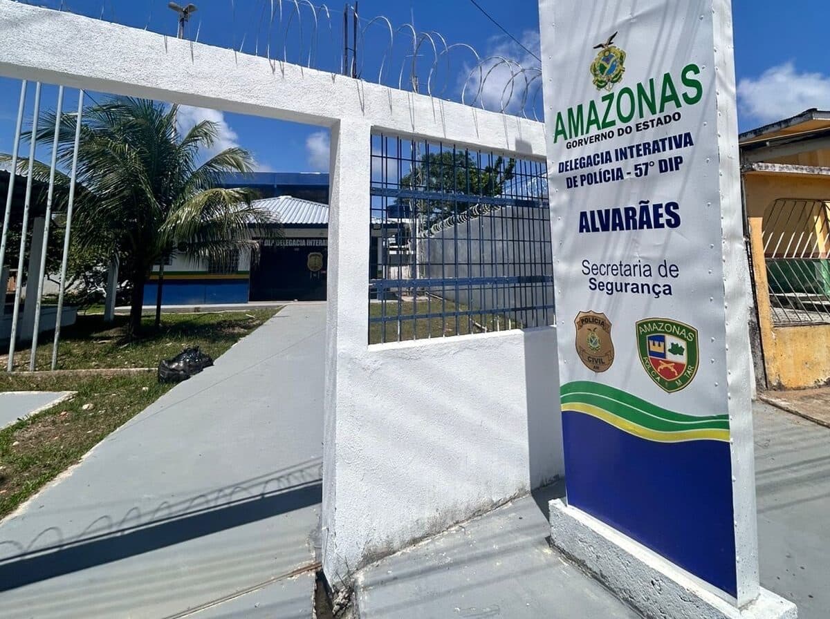 ‘Bebê’ se esconde debaixo da cama para evitar prisão por roubo de moto no Amazonas