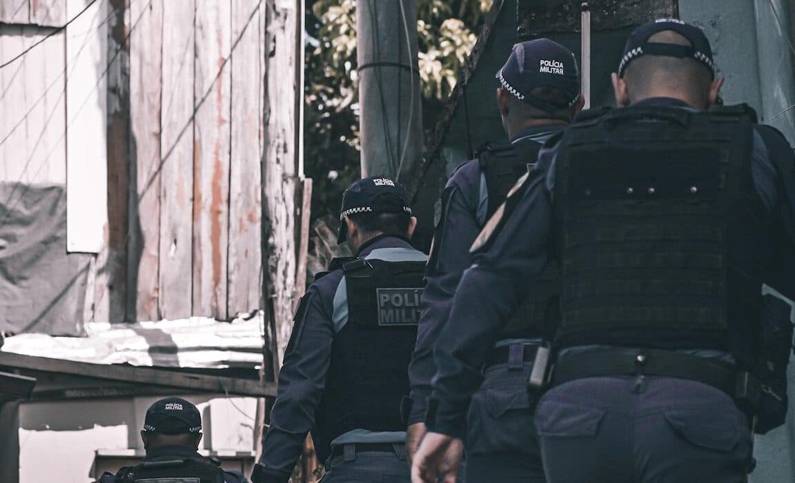 Policial a caminho do trabalho prende suspeito de roubar farmácia em Manaus