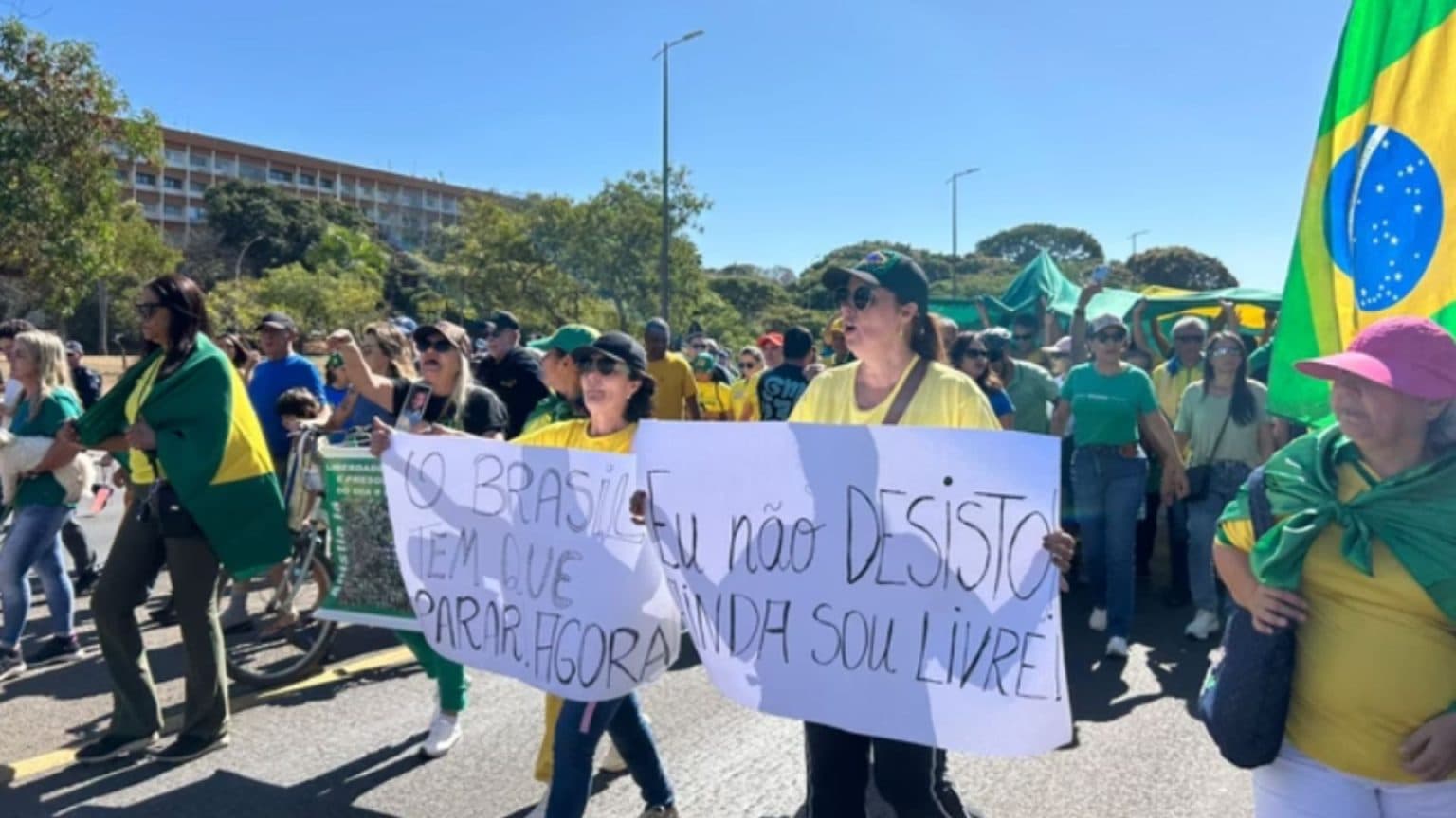 Em Brasília, apoiadores de Bolsonaro protestam contra decisões do STF, neste domingo (20)