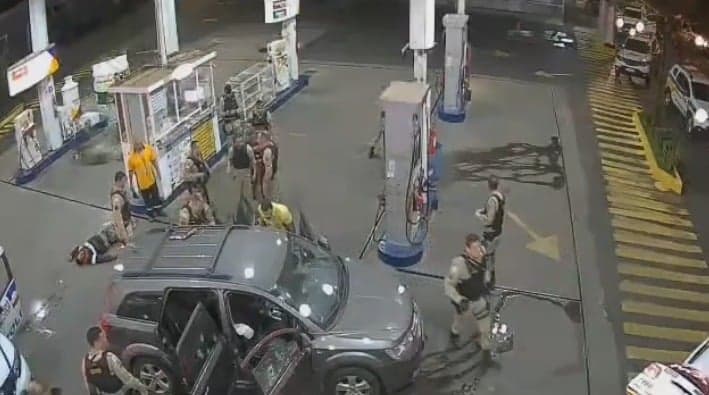 VÍDEO: Após tiroteio com a polícia, cinco suspeitos morrem em posto de gasolina, em Minas Gerais