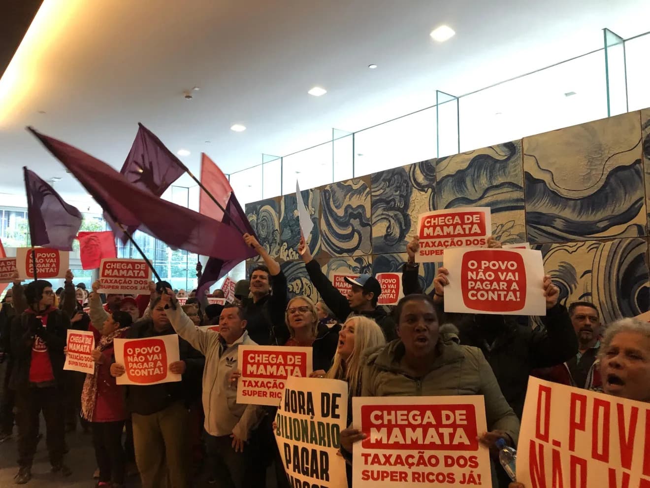 VÍDEO: Manifestantes invadem prédio na Faria Lima, em SP, e pedem taxação dos super-ricos