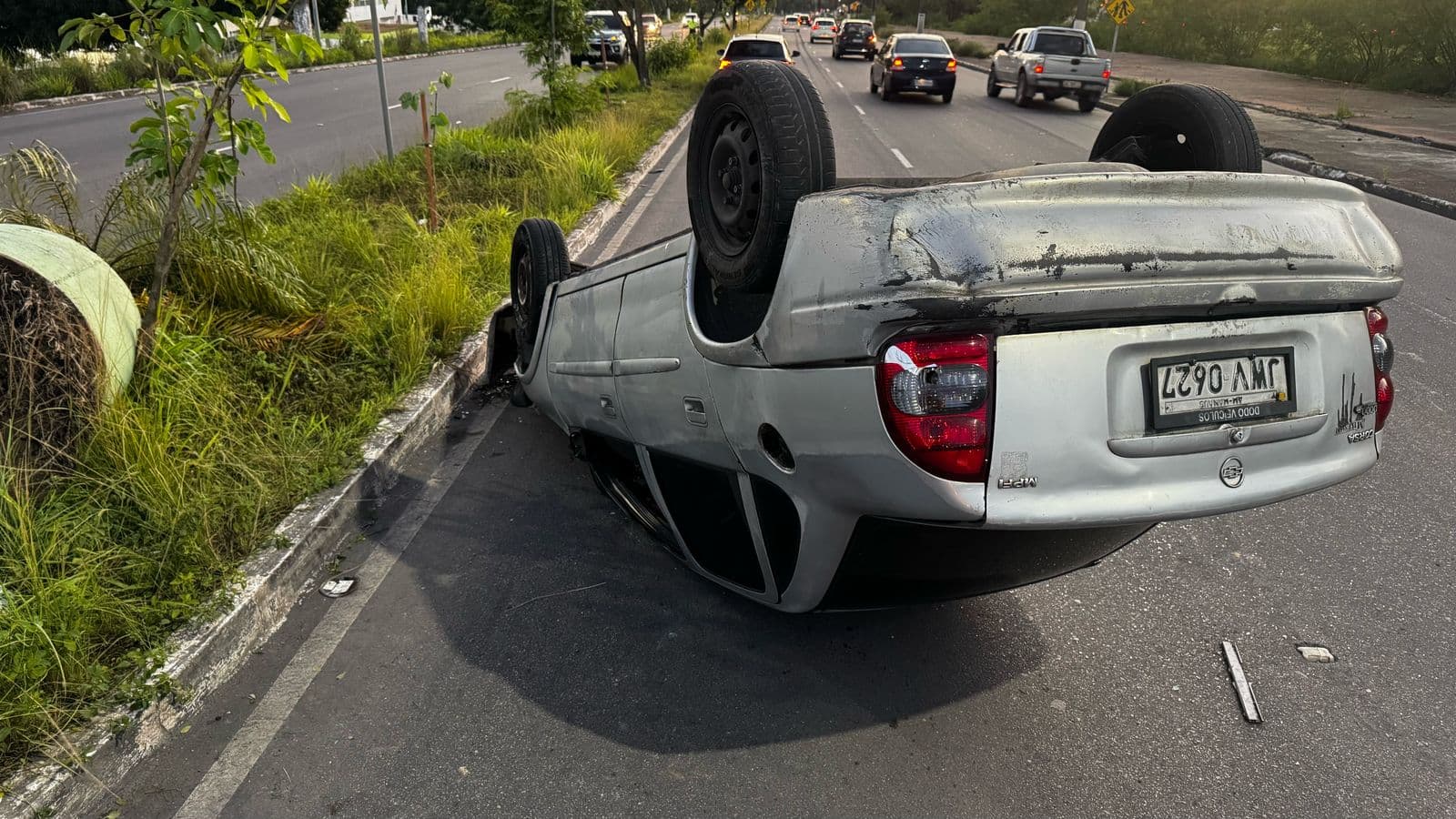 VÍDEO: Casal fica ferido após carro capotar na BR-319, em Manaus