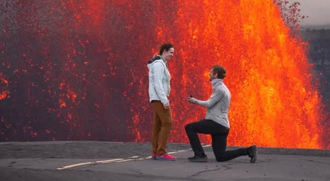 Homem faz pedido de casamento em meio a erupção de vulcão no Havaí: “Experiência única”
