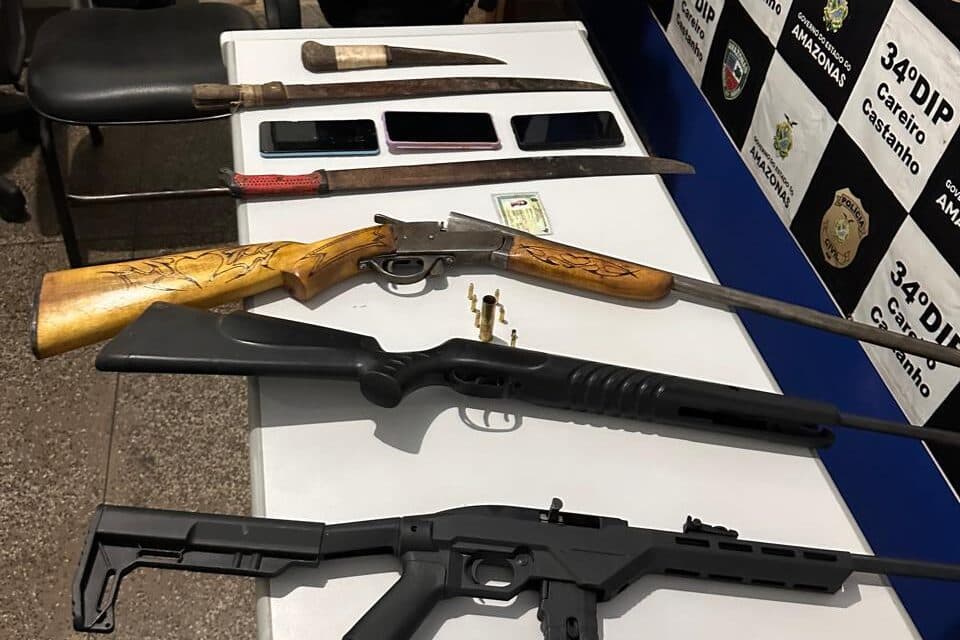 Jovem é preso por suspeita de incêndio criminoso e posse de armas no Careiro Castanho