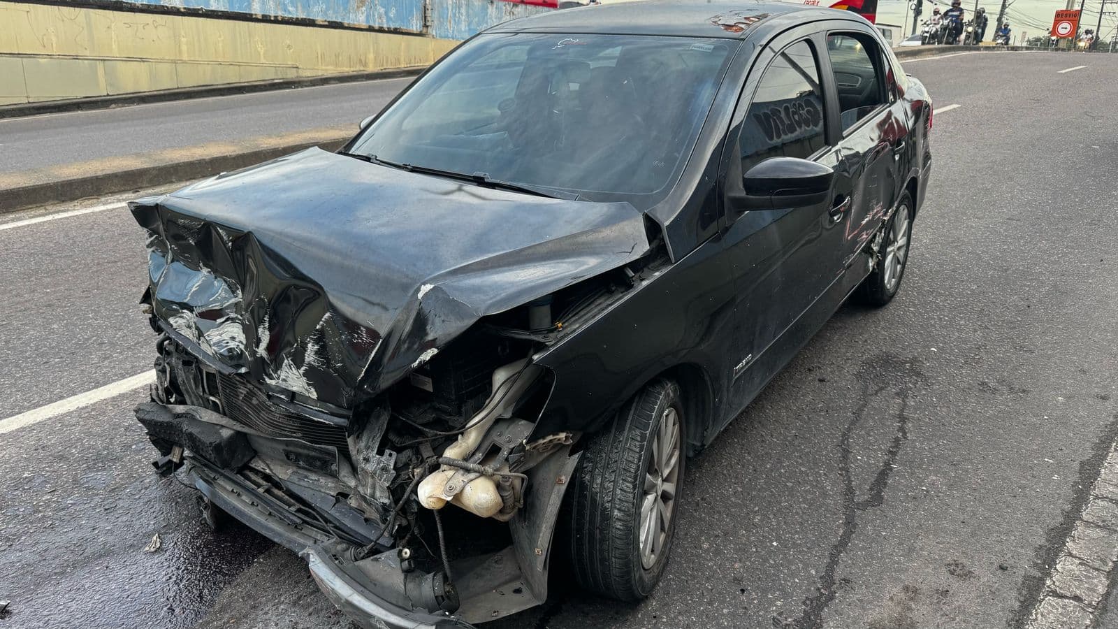 Colisão entre carro e micro-ônibus deixa três feridos na Zona Leste de Manaus