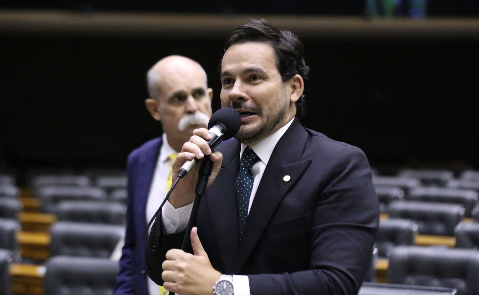 PEC que permite acúmulo de cargos remunerados para professores segue para o Senado