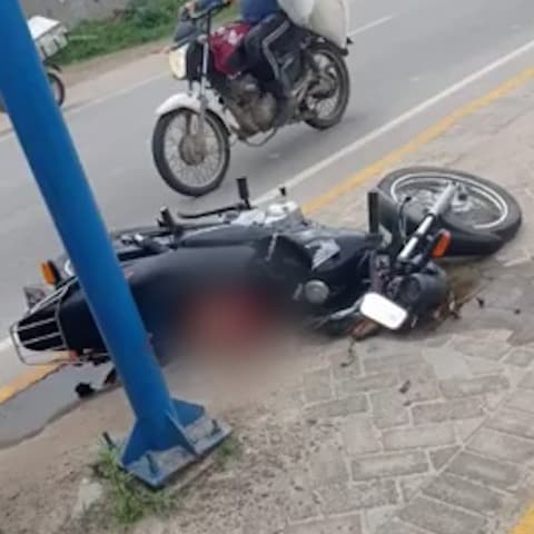 IMAGENS FORTES: Motociclista tem cabeça decepada em colisão contra poste em Pernambuco