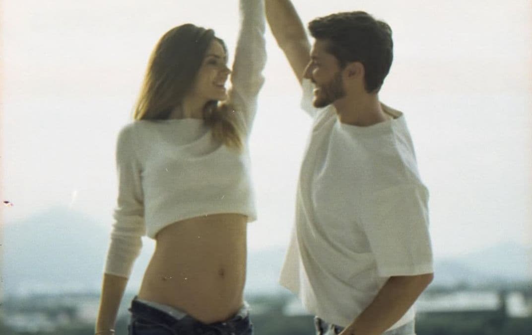 Camila Queiroz e Klebber Toledo anunciam 1ª gravidez: “Esperando o amor da nossa vida”