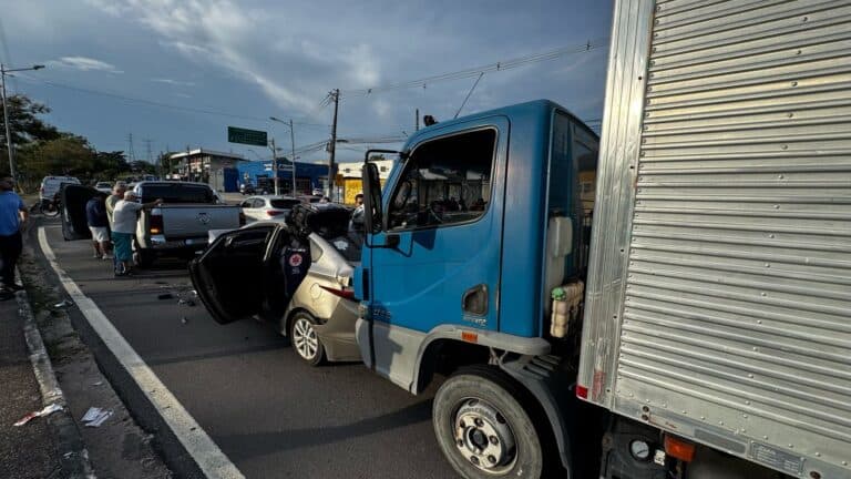 Engavetamento com cinco veículos deixa idosa ferida na Avenida das Torres, em Manaus