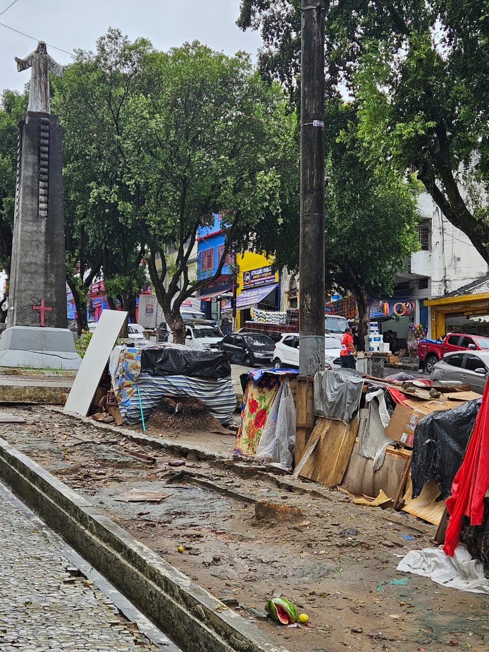 Após morte nas grades da Igreja dos Remédios, morador do Centro denuncia abandono e omissão do poder público