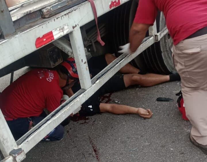 VÍDEO: Motociclista quase é esmagado por caminhão em Manaus