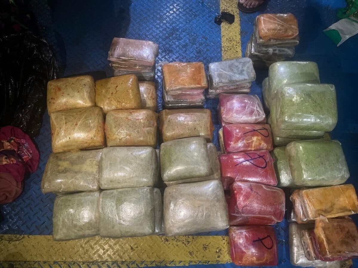 Três homens são presos e adolescente é apreendido com 92 kg de drogas em barco no Amazonas