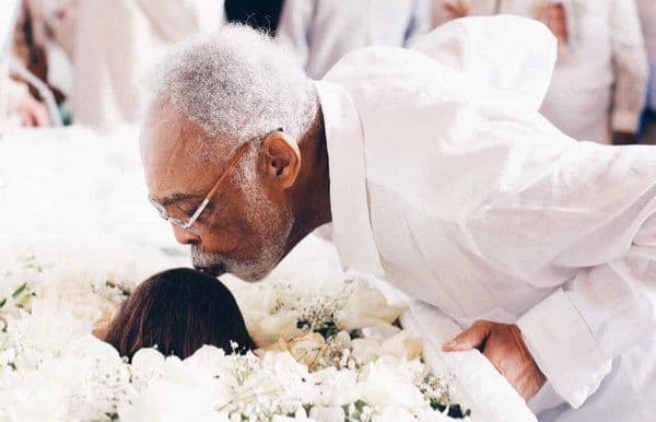 VÍDEO: Gilberto Gil chega ao velório da filha Preta Gil e despede com beijo na testa da artista