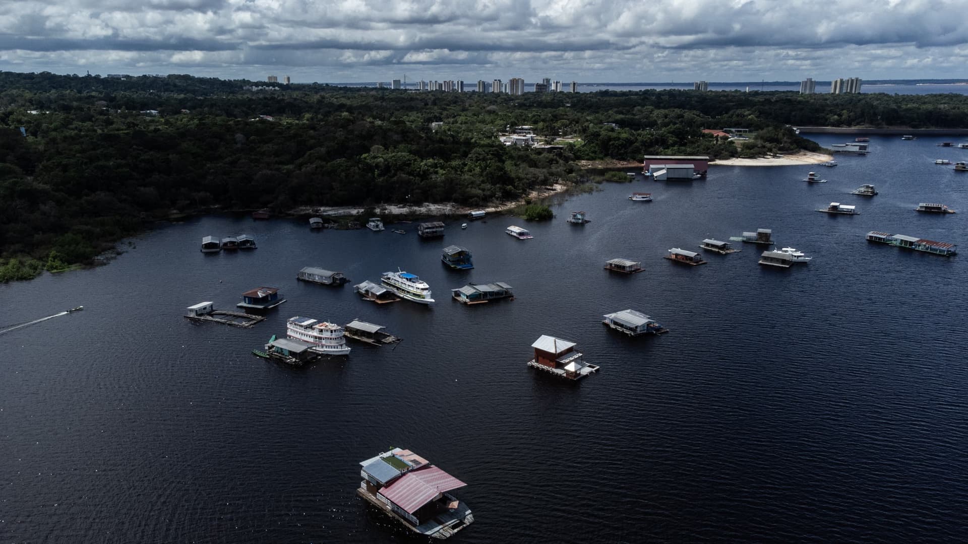 Autoridades buscam solução com menor impacto social para retirada de flutuantes do Tarumã-Açu