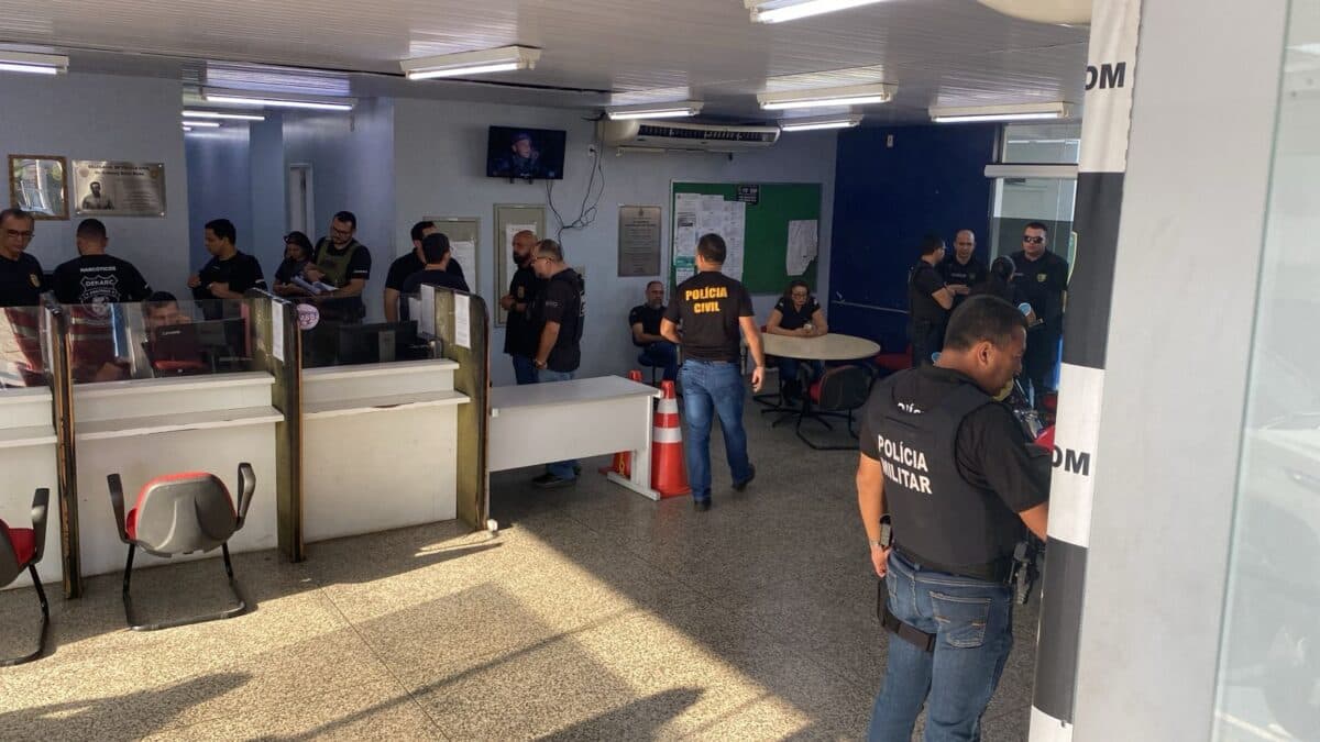 Policiais são presos suspeitos de integrar milícia envolvida em roubo e extorsão em Manaus