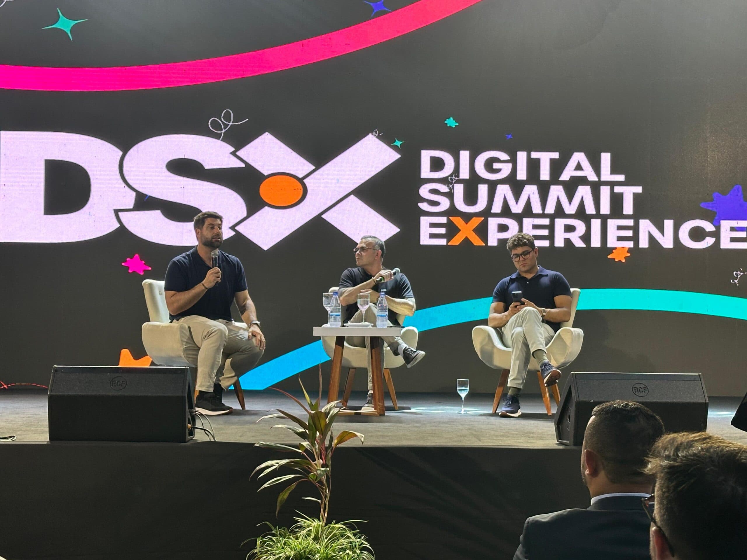 Criadores da G4 Educação, Alfredo Soares e Tallis Gomes encerram a primeira noite do DSX 2025