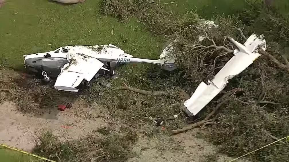 VÍDEO: avião cai em árvore e condomínio nos EUA; vítimas foram resgatadas por moradores