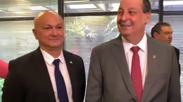 Em “novo momento”, Menezes reconhece experiência política de Omar Aziz para assumir Governo do Estado