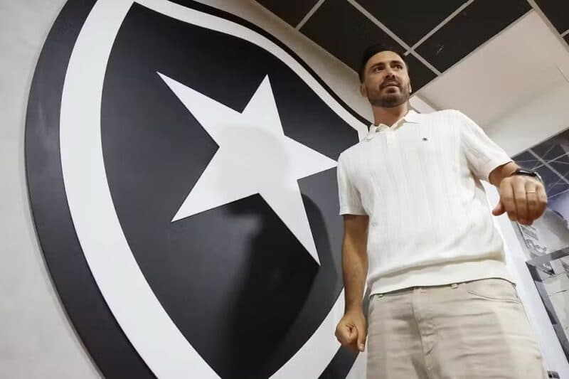 Davide Ancelotti visita CT do Botafogo e se apresenta ao elenco